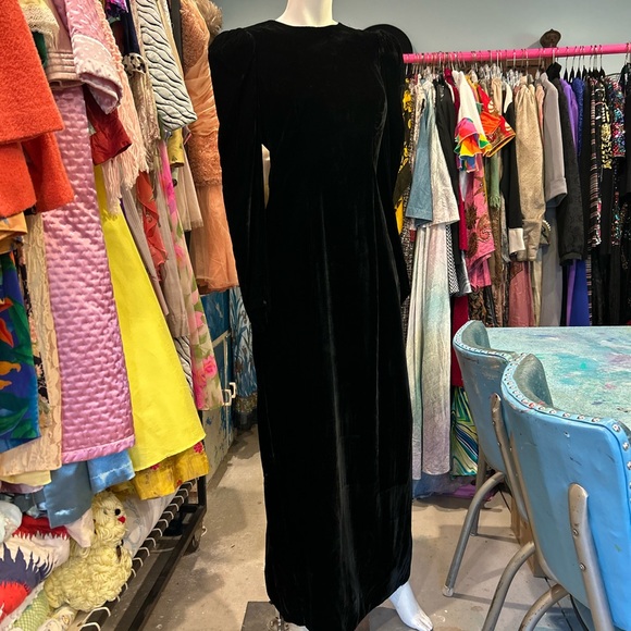 Vintage Velvet & BOW Gown - Picture 14 of 16